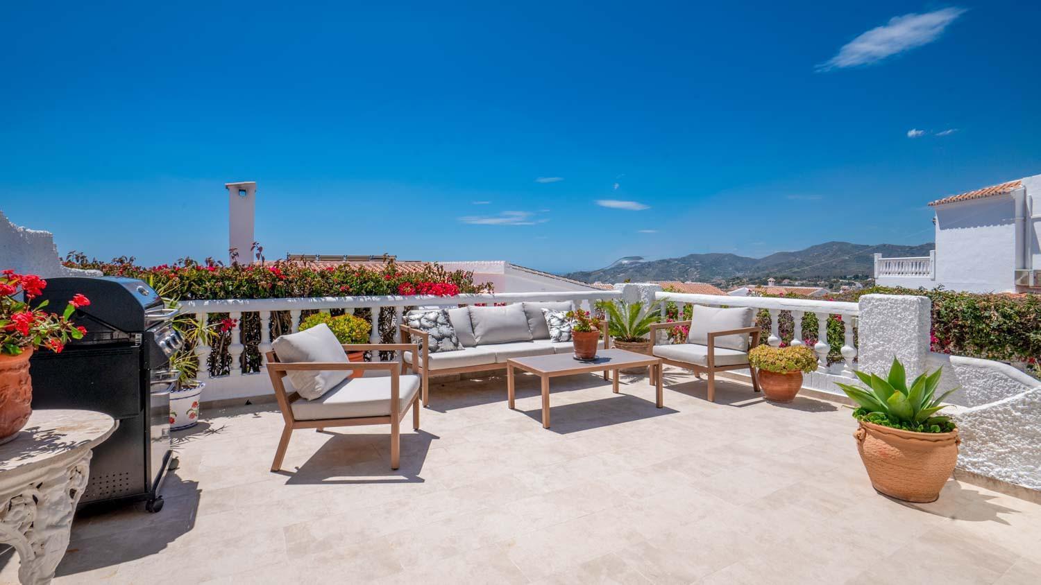 Lovely Townhouse, Several Terraces, Garden, Pool Nerja